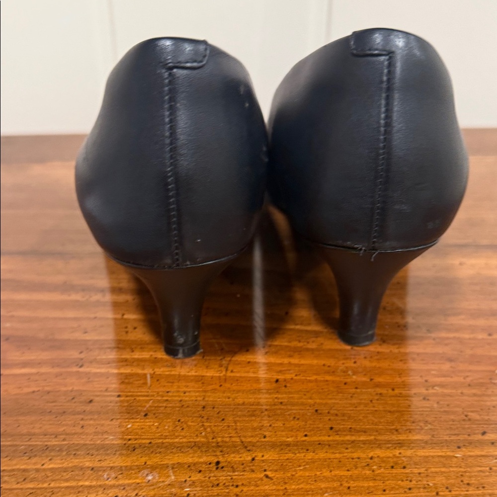 Clarks Women's Black Pointed Flats - Picture 3 of 5